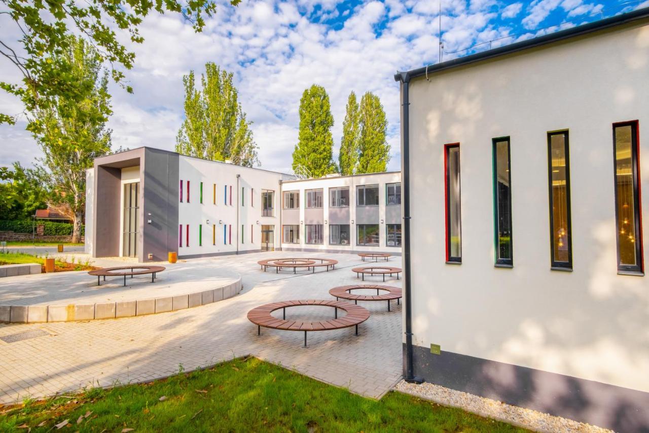 Bed and Breakfast Ciszterci Rendezvenykoezpont Balatonalmádi Esterno foto