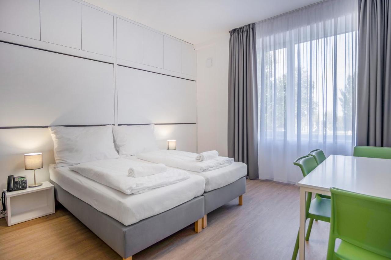 Bed and Breakfast Ciszterci Rendezvenykoezpont Balatonalmádi Esterno foto